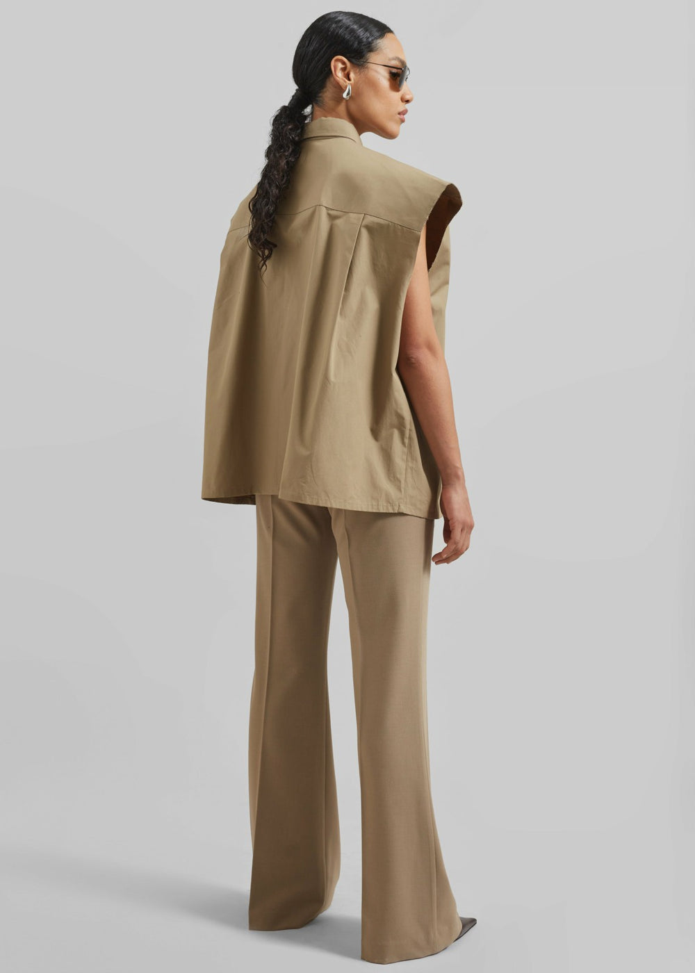 Quenin Sleeveless Button Down Shirt - Taupe